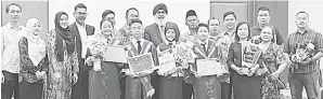  ?? ?? TAHNIAH: (Barisan belakang) (Dari enam kiri) Aaron, Karambir dan Mohamad Yusuf bersama Nathaniel (barisan depan, dua kiri) dan tiga pelajar lain yang menerima anugerah utama kategori masing-masing serta ibu bapa mereka.