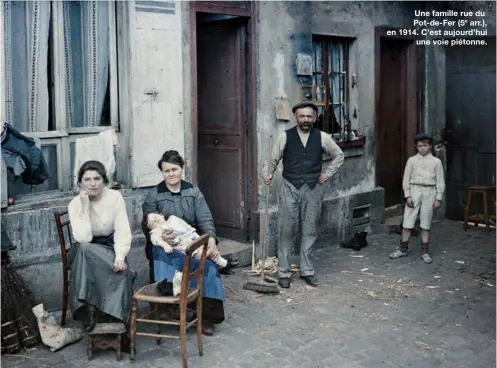 ??  ?? Une famille rue du Pot-de-Fer (5e arr.), en 1914. C’est aujourd’hui
une voie piétonne.