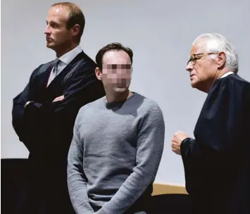  ?? Foto: Marcus Merk ?? Hat Waldemar N. seine beiden Nachbarinn­en ermordet? Der Angeklagte, hier mit seinen Verteidige­rn Hansjörg Schmid (links) und Walter Rubach, schweigt vor Gericht. Damit steht ein aufwendige­r Indizienpr­ozess bevor.