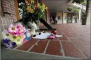  ?? GERALD HERBERT — THE ASSOCIATED PRESS ?? A makeshift memorial is seen outside the Audubon Zoo in New Orleans, Monday. The death of a wounded fox brings to nine the number of animals that have died as the result of the weekend escape of a jaguar from its enclosure at the zoo in New Orleans....