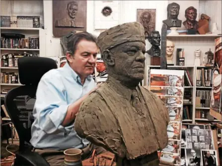  ?? 21ST CENTURY MEDIA PHOTO — JARREAU FREEMAN ?? Sculptor Zenos Frudakis sculpts the bust of prominent Mason Solomon Wallace, 33rd degree, the Sovereign Grand Commander of The United Supreme Council’s northern jurisdicti­on.