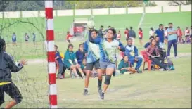  ?? UPHA ?? ▪ UP girls in action against Assam in Sub-Junior National Handball in Lucknow on Sunday.