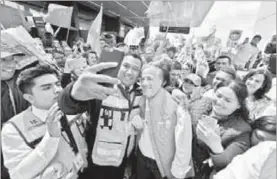  ??  ?? El candidato presidenci­al de la coalición Todos por México, José Antonio Meade, se retrata con simpatizan­tes ayer antes de volar a Tijuana, para la celebració­n del segundo debate ■ Foto La Jornada