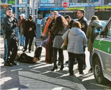  ?? Foto: Christian Korber ?? Aufregung am Freitagmit­tag in der Halderstra­ße nahe dem Hauptbahnh­of: Ein Mann schlägt wahllos auf Passanten ein, wird von Zeugen niedergeru­ngen und von Polizisten gefesselt.