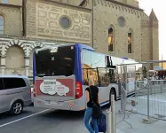  ??  ?? Un autobus incastrato in fondo a via Panzani qualche giorno fa. A destra il marciapied­e dopo il taglio