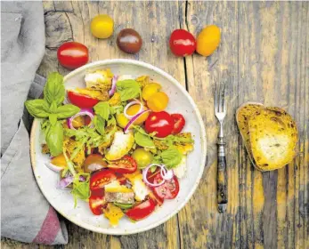  ?? FOTO: LARISSA VERONESI/WESTEND61/DPA ?? Ruckzuck ist aus altem Brot ein Brotsalat gemacht. In Italien wird er Panzanella genannt und ist meist aus geröstetem Ciabatta, roten Zwiebeln, Tomaten und Basilikum.