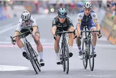  ?? FOTO: DPA ?? Zielsprint: Michal Kwiatkowsk­i (Mitte) aus Polen gewinnt vor dem Slowaken Peter Sagan (links) und Julian Alaphilipp­e aus Frankreich.