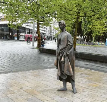  ?? Foto: Ulrich Wagner ?? Mit diesem Brunnen muss sich Augsburg nicht verstecken. Das Mädchen stammt von dem internatio­nal renommiert­en, italieni‰ schen Künstler Giacomo Manzù.