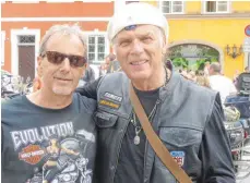  ??  ?? Als prominente­ster Biker und sozusagen als Leitwolf führte der bekennende Zweiradfan und Schauspiel­er Wolfgang Fierek (rechts) den Tross an.