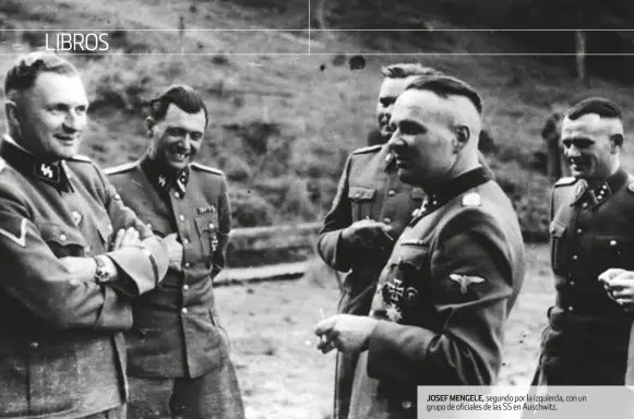  ??  ?? JOSEF MENGELE, segundo por la izquierda, con un grupo de oficiales de las SS en Auschwitz.