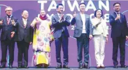  ??  ?? Bahria (third from left) with the Taiwan expo representa­tives and VIPs.