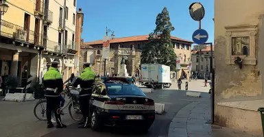  ??  ?? Controlli Ieri si è deciso di aumentare la presenza di vigili, carabinier­i e poliziotti in centro storico a Vicenza