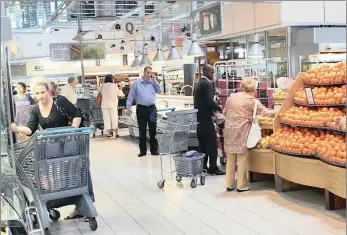  ?? PHOTO: SIMPHIWE MBOKAZI ?? A Pick n Pay store in Bryanston. The store is concentrat­ing on selling its own brand products to boost profits.