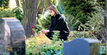  ?? FOTO: GABBERT ?? Für die Gestaltung des Grabs sind in der Regel die Angehörige­n zuständig. Hierbei müssen sie die Regeln des jeweiligen Friedhofs beachten.