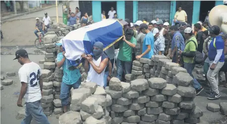  ??  ?? TRAGEDIA. Habitantes de Masaya cargan el cuerpo de Esteban Sevilla, quien falleció en las protestas contra el Gobierno de Daniel Ortega.