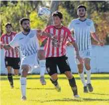  ??  ?? CONVIRTIÓ un golazo, pero no se lo cobraron y Gonza explotó.