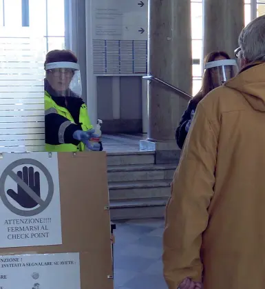  ??  ?? Il check point messo all’ingresso dell’ospedale di Livorno ieri dopo il primo caso di positività al coronaviru­s