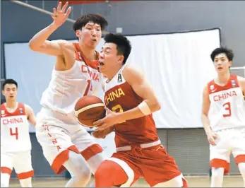  ?? PROVIDED TO CHINA DAILY ?? Zhou Qi defends as Zhang Zhenlin muscles his way to the basket during a Team China practice game in Beijing on June 8.