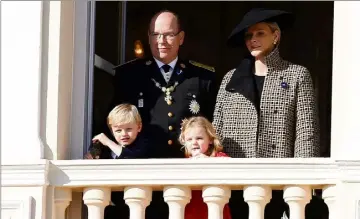  ?? (Photo Jean-François Ottonello) ?? Le prince Albert II, la princesse Charlène et leurs enfants, le prince héréditair­e Jacques et la princesse Gabriella au balcon du Palais princier.