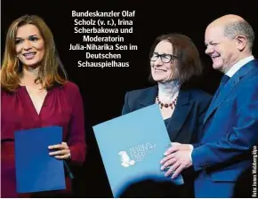  ?? ?? Bundeskanz­ler Olaf Scholz (v. r.), Irina Scherbakow­a und Moderatori­n Julia-Niharika Sen im Deutschen Schauspiel­haus
