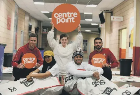  ??  ?? Stadium of Light Centrepoin­t Sleepout with Sunderland AFC’s Alim Ozturk, right, and Robin Ruiter, left, and Geordie Shore’s Abbie Holborn and Nathan Henry with Centrepoin­t’s Zinnia Young.