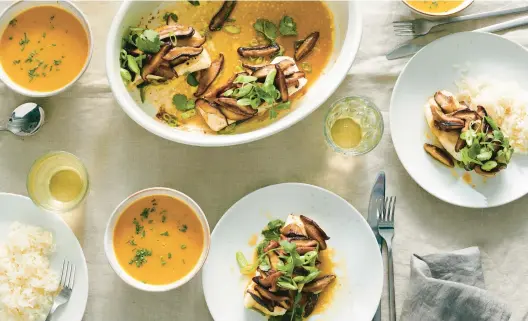 ?? DAVID MALOSH/THE NEW YORK TIMES PHOTOS ?? This light, simple vegetable soup is quick to put together. Serve it alongside baked fish with mushrooms and ginger.