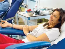  ??  ?? Soddisfazi­one Il sorriso della signora Angela al termine della sessione di donazione del sangue per la raccolta Avis