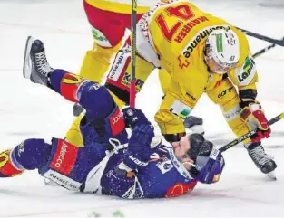  ?? KEY ?? ZSC-Stürmer Denis Hollenstei­n erlebt gegen Biels Marco Maurer eine unsanfte Landung.