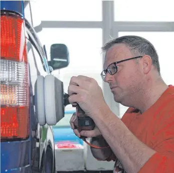  ?? FOTO: BLANKENHOR­N ?? Der deutsche Vizemeiste­r im Autopolier­en bei der Arbeit. Um den Glanz möglichst lange zu erhalten, empfiehlt Daniel Kampmann aus Neresheim, den Lack möglichst früh zu versiegeln oder zu beschichte­n. Zudem sollte man die verwendete­n Mittel besser im...