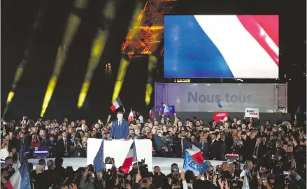  ?? EFE ?? El mandatario dio un discurso austero en los Campos Elíseos, al pie de la Torre Eiffel