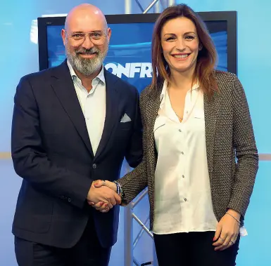  ??  ?? In tv Lucia Borgonzoni e Stefano Bonaccini si stringono la mano all’inizio del confronto sull’emittente Ètv
