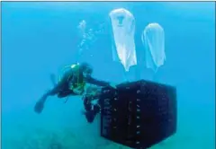  ?? CRUSOE TREASURE/AFP ?? Divers move an underwater cellar at the Plentzia Bay, in the Spanish Basque country.