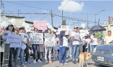  ??  ?? Alrededor de 50 personas se reunieron a la entrada del ayuntamien­to de Chimalhuac­án para exigir el esclarecim­iento del asesinato de Jhenifer.