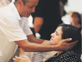  ??  ?? FORTALEZA. Liza Montañez, hermana menor de Andicito, recibe las condolenci­as por su fallecimie­nto. A la derecha, Ismael Miranda le da el pésame a Andy.