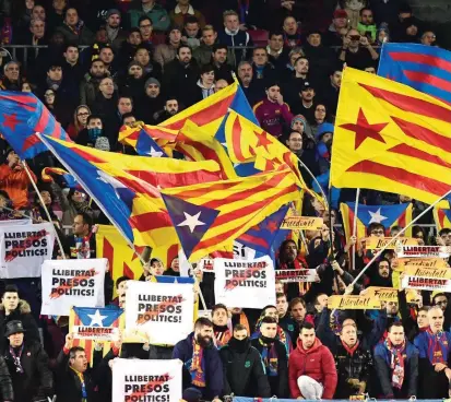  ?? FOTO AFP ?? Los partidos catalanes intensific­aron los ataques a sus principale­s rivales dentro de los dos grandes bloques, el independen­tista y el unionista, en una carrera por el poder.