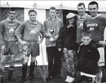  ?? 01_B28tweY02 ?? Senior football champions at the Shiskine sports day, Loci’s Layabouts.