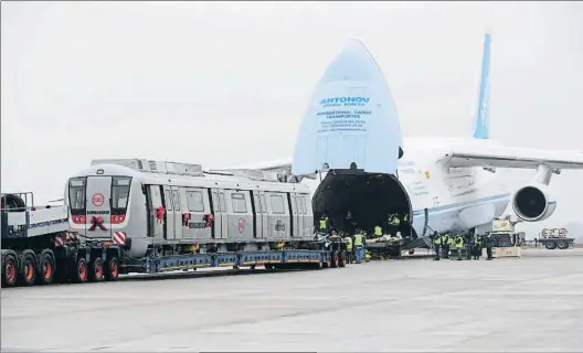  ?? HANDOUT / GETTY ?? A todo tren. Uno de los 52 aviones An-124 en activo, durante el traslado de unos vagones fabricados en Alemania
para el metro de Nueva Delhi
