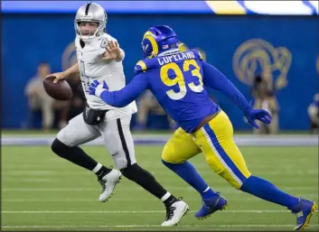  ?? Heidi Fang Las Vegas Review-journal @Heidifang ?? Raiders quarterbac­k Derek Carr might not be audibling as much as in the past, but he still has autonomy to change plays as he sees fit.