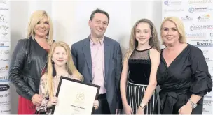  ?? Liz Hall ?? Rossendale Business Awards 2017. Independen­t Retailer winner Ruby and Daisy, from left, Louise Buckley, Daisy Buckley, David Gould from sponsor Rawtenstal­l Chamber of Commerce, Ruby Hoyle and Helena Hoyle