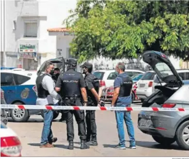  ?? ERASMO FENOY ?? Agentes de Policía Nacional mantienen la calle García Lorca vigilada el pasado mes de agosto tras un tiroteo.