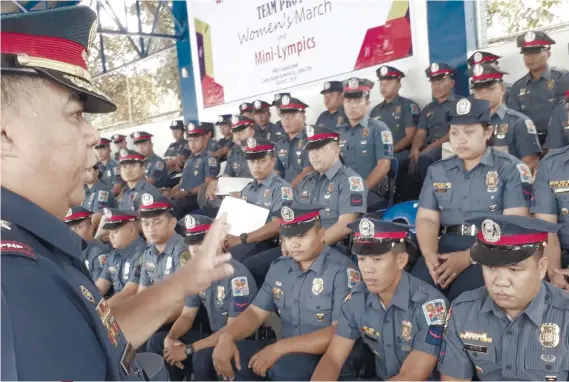  ?? SUNSTAR FOTO / ARNOLD BUSTAMANTE ?? BEHAVE. As they prepare to take a neuro exam as part of the requiremen­ts for their promotion, around 200 police officers are reminded by Police Regional Office 7 Chief Debold Sinas not to get involved in illegal activities.