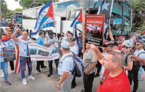  ?? // EFE ?? Cubanos de Miami toman un autobús para ir a protestar frente a la embajada de Cuba en Washington