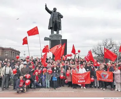  ?? ANATOLY MALTSEV / EFE ?? Miembros del Partido Comunista de Rusia posan en el monumento a Lenin en Moscú, ayer.