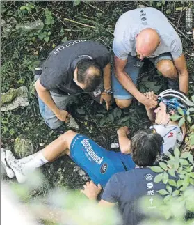  ?? FOTOS: AP / VIDEOTAPE ?? Remco Evenepoel, rescatado por el equipo médico en el barranco