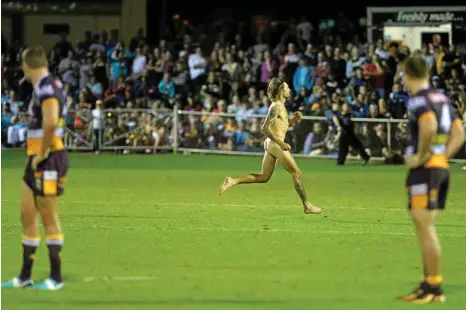  ?? PHOTO: KEVIN FARMER ?? BARE ACCOUNT: An online fund to help a streaker in Toowoomba pay his fines has been panned.