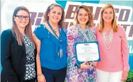  ??  ?? En el homenaje. Daniella de Liévano, ejecutiva corporativ­a; María José Altamirano, subgerente de Recursos Humanos, ambas de Banco Industrial; Lula Mena, diseñadora artesanal galardonad­a; y María Alicia de Pérez Ávila, gerente general de Banco Industrial.