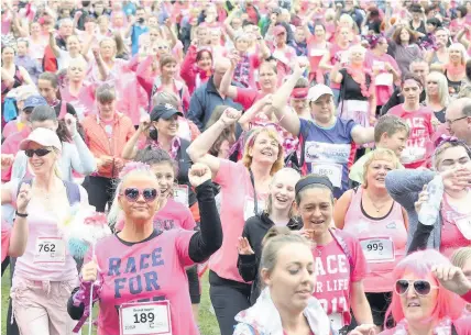  ?? Robert Melen ?? &gt; Some of the many fundraiser­s who took part in the Race for Life event at Swansea’s Singleton Park