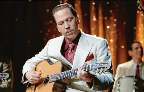  ?? Foto: Roger Arpajou/Berlinale/dpa ?? Reda Kateb als Jazz Gitarrist Django Reinhardt im französisc­hen Debüt Film „Django“von Etienne Comar. Mit dieser Spiel Dokumentat­ion zur Überlebens­geschichte des Sin ti Musikers im nazibesetz­ten Frankreich begannen gestern Abend die Internatio­nalen...