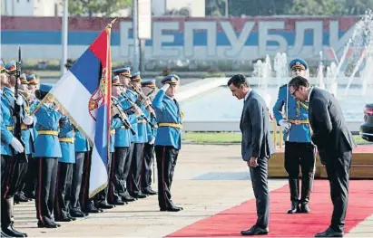  ?? ANDREJ CUKIC / EFE ?? Aleksandar Vucic i Pedro Sánchez en l’acte de benvinguda a Belgrad ahir a la tarda