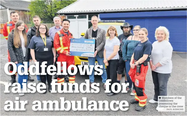  ?? PAUL BURROWS ?? ● Members of the Oddfellows presenting the cheque to the crew